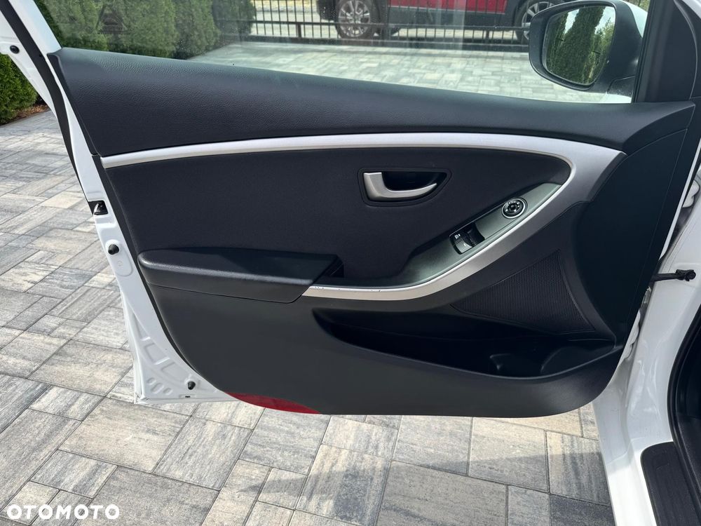 Hyundai i30 1.6 D Classic + - 26