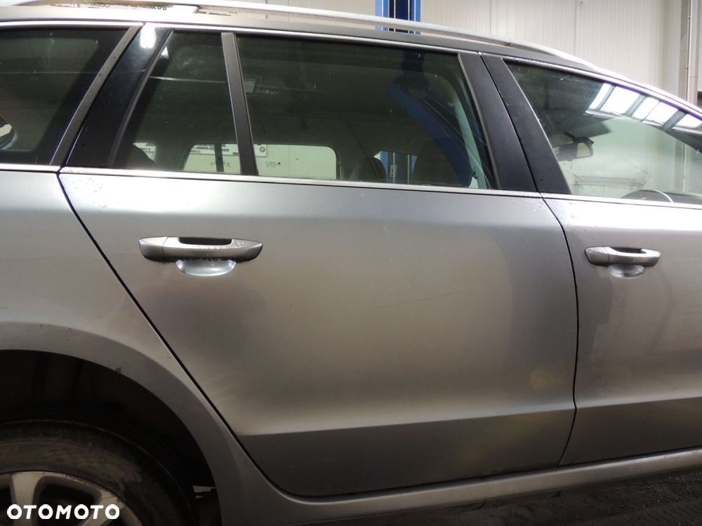 Drzwi prawy tył Skoda SuberB II kombi LF8L - 1