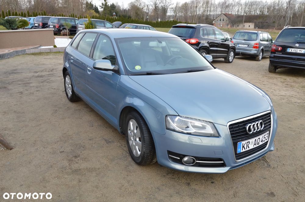 Audi A3 Sportback 1.6 TDI S line Sportpaket - 4