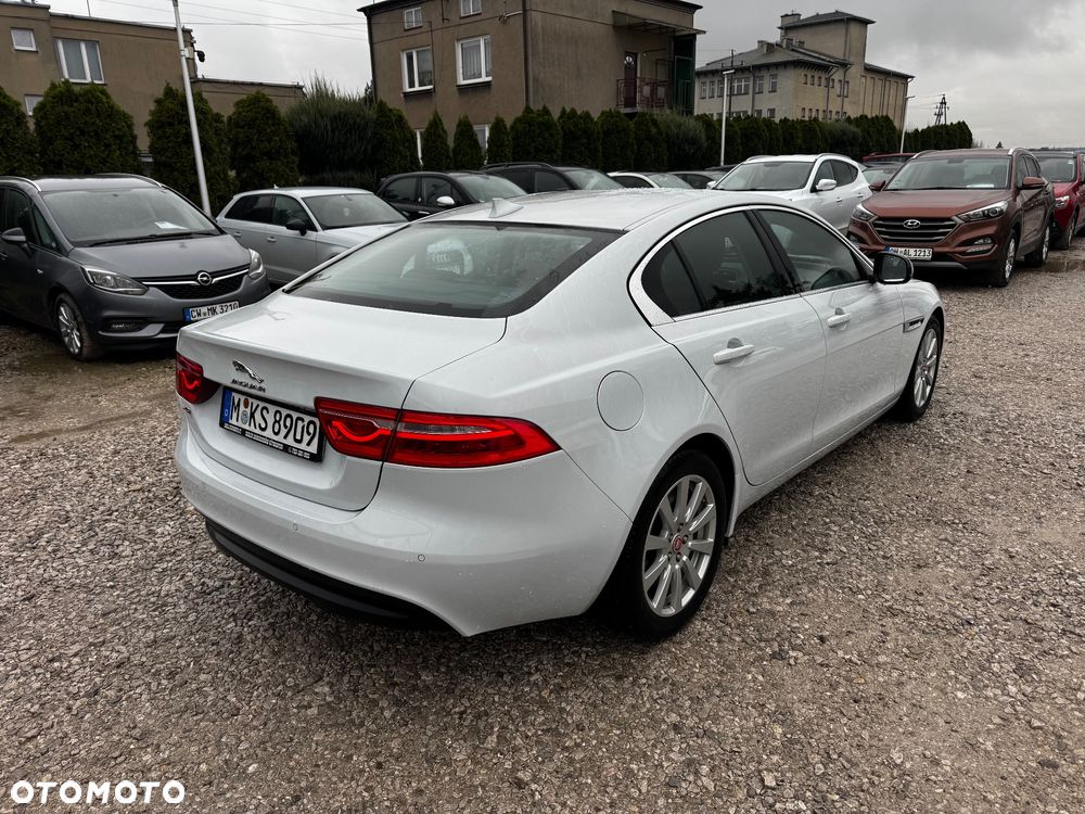 Jaguar XE 2.0 T Prestige - 6
