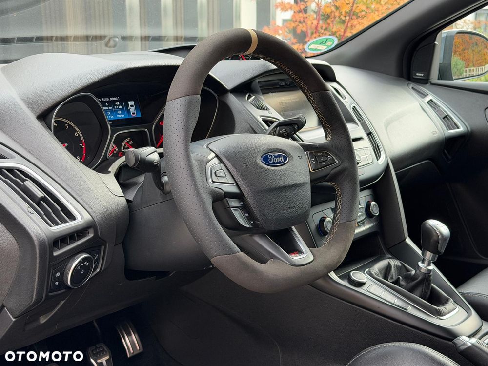 Ford Focus 2.0 EcoBoost ST - 17