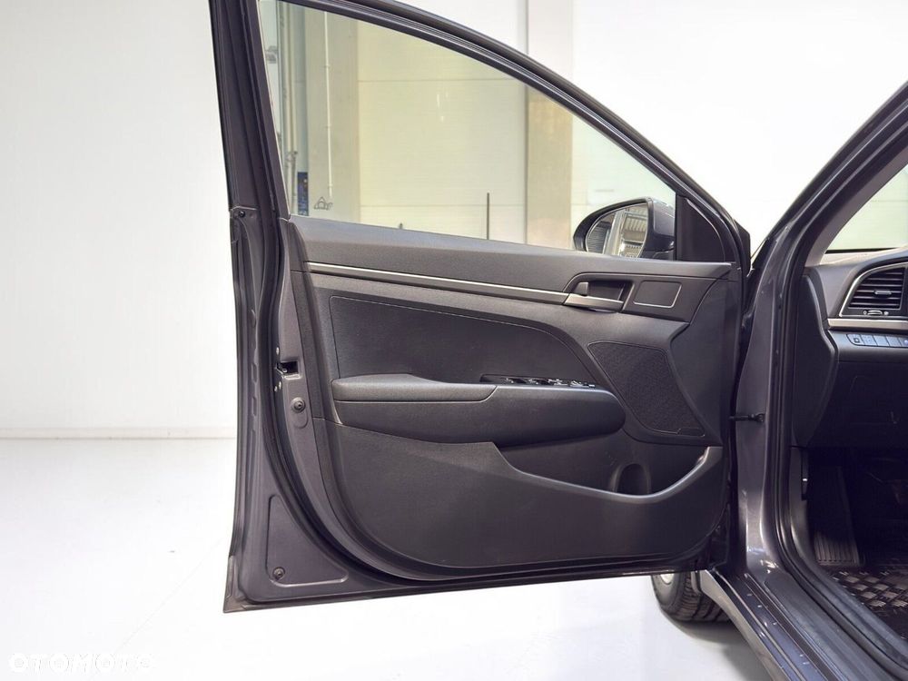 Hyundai Elantra 1.6 Classic Plus - 16