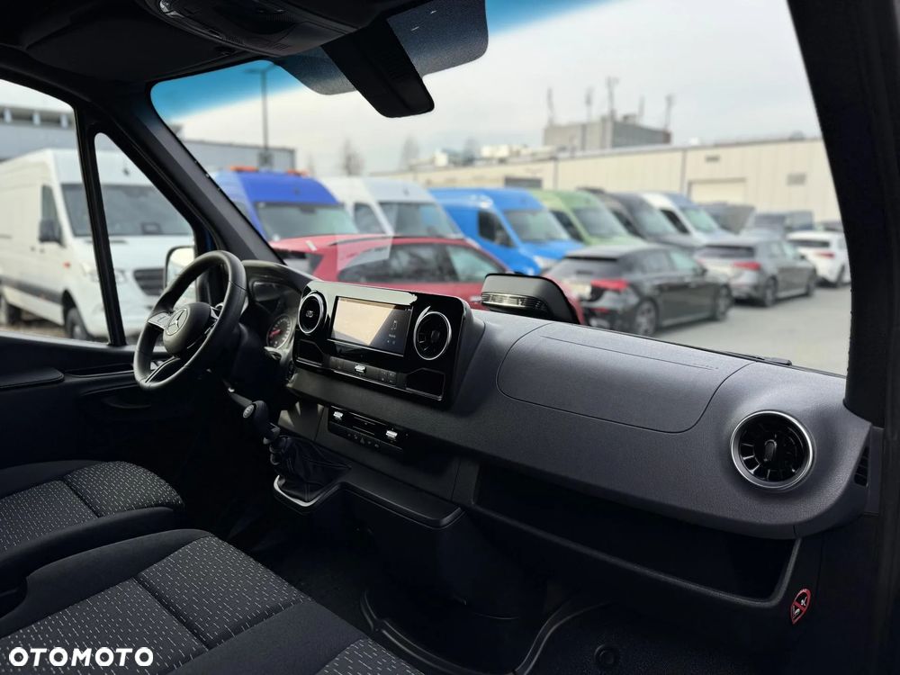 Mercedes-Benz Sprinter - 12