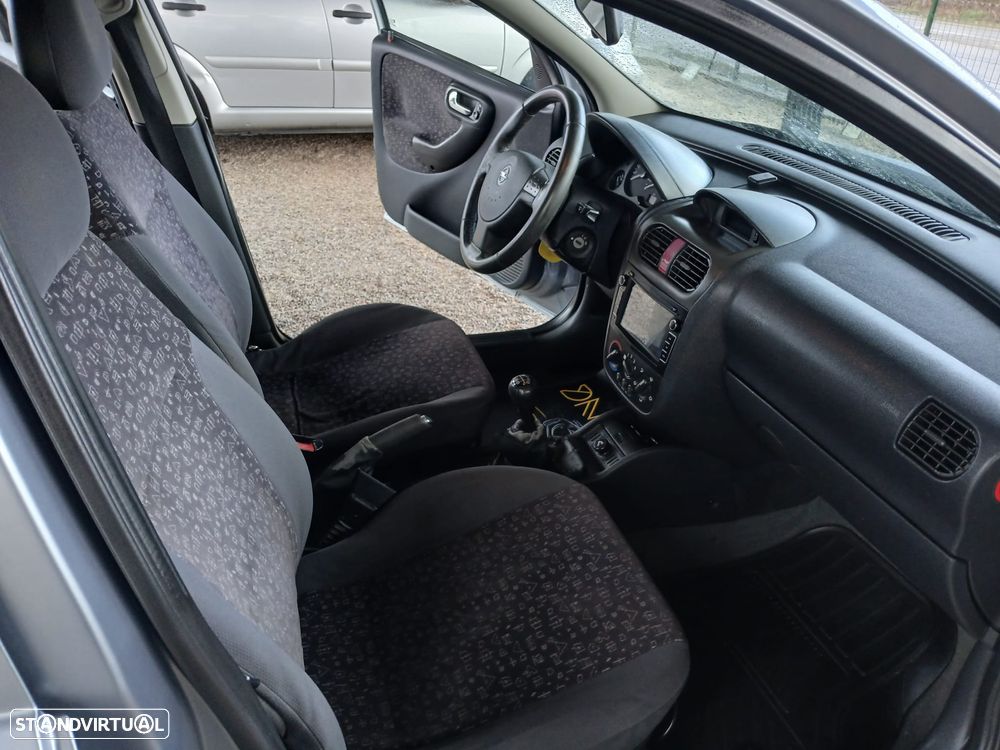 Opel Corsa 1.2 16V Confort - 2