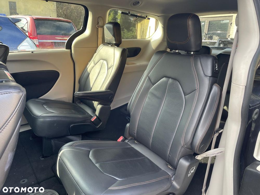 Chrysler Pacifica - 22