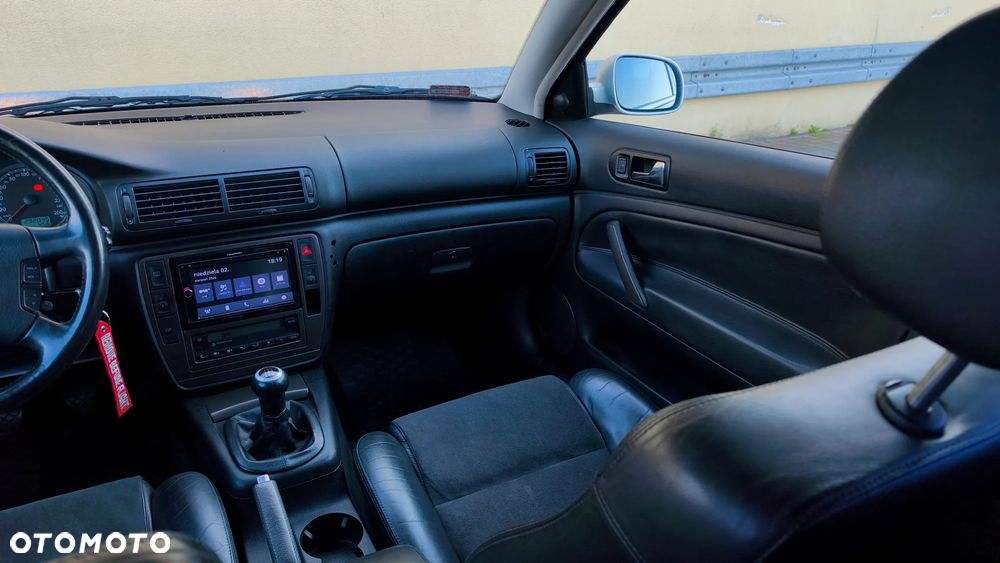 Volkswagen Passat 2.8 V6 4Motion Highline - 16