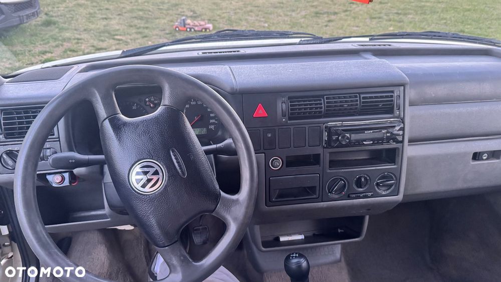 Volkswagen Caravelle - 11