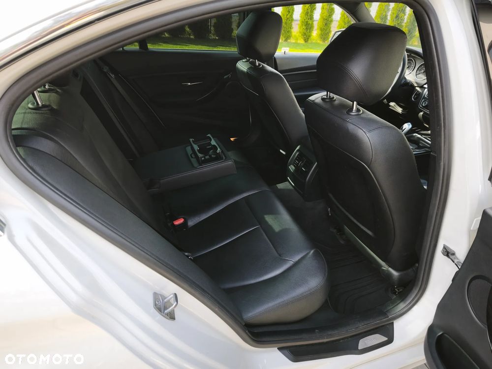 BMW Seria 3 328i Luxury Line - 13