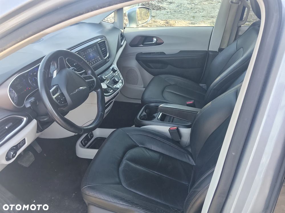 Chrysler Pacifica - 11