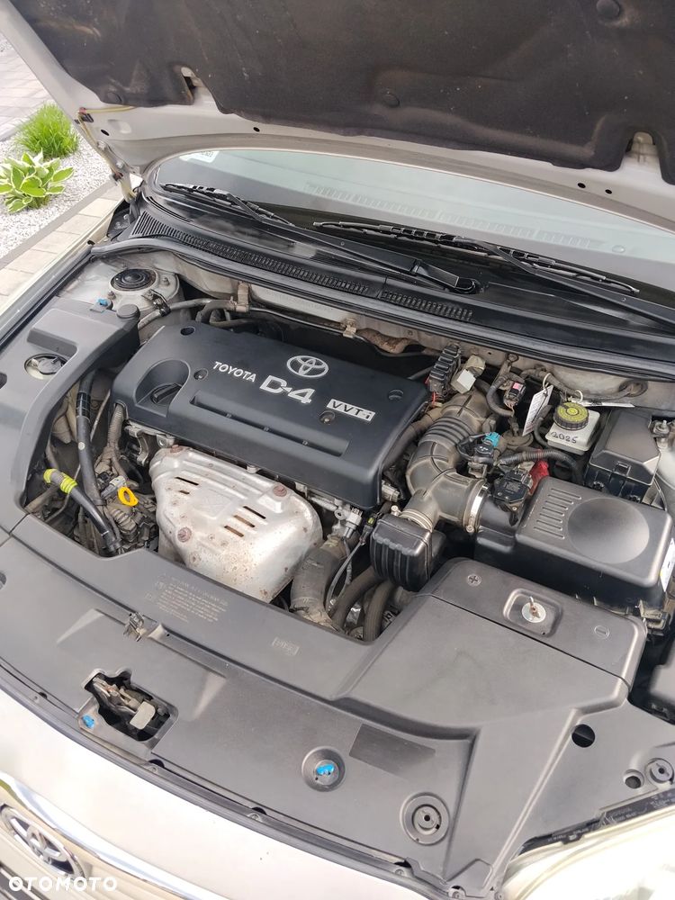 Toyota Avensis 2.0 VVT-i Executive - 3