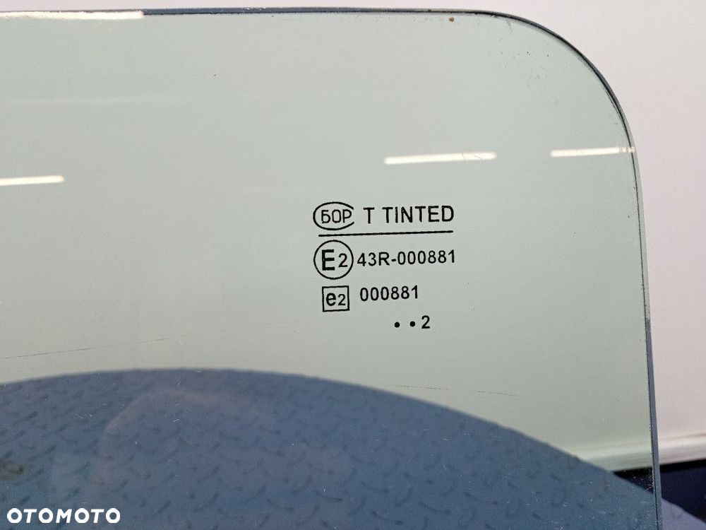 ŁADA NIVA 3D SZYBA KAROSERYJNA TYŁ PRAWA 02R - 2