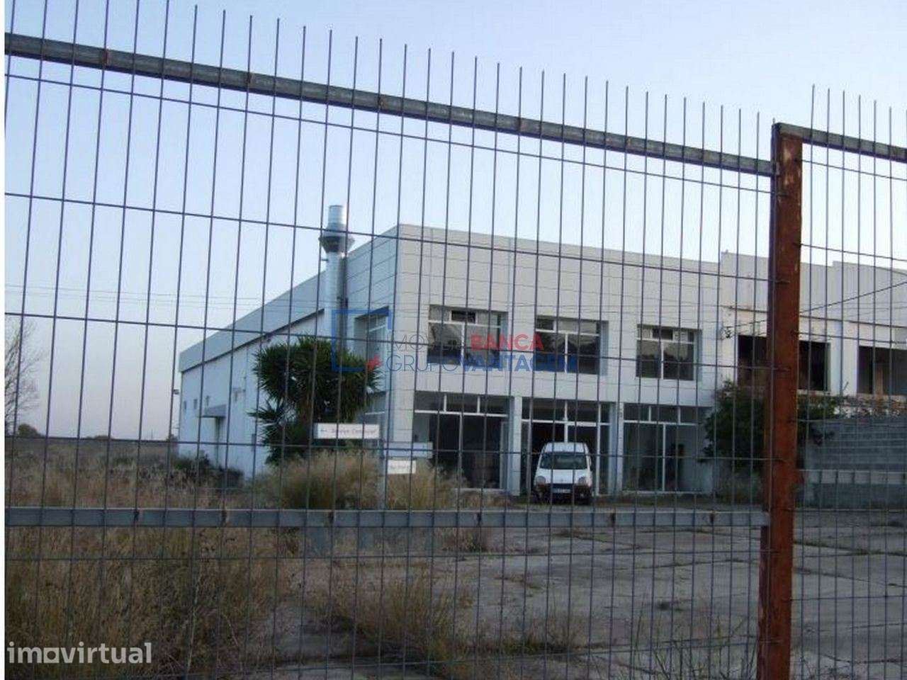 Edificio destinado a serviços, 3 pisos com 1080m2 em Caia, Elvas - Grande imagem: 2/9