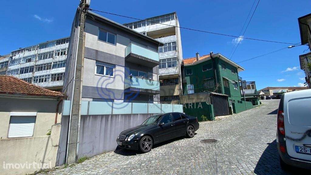 Prédio totalmente reabilitado com 3 T2 em Propriedade Total - Grande imagem: 3/25