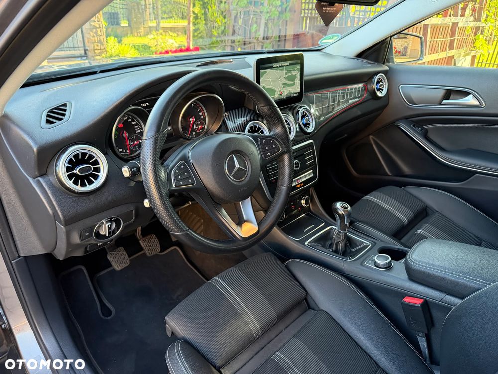 Mercedes-Benz GLA 180 UrbanStyle Edition - 13