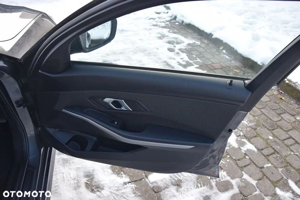 BMW Seria 3 318d Sport Line - 27