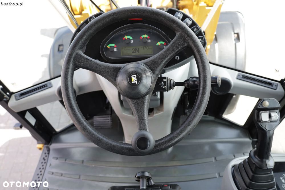 Caterpillar CAT 906M - 30