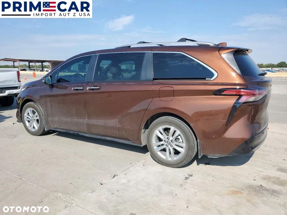 Toyota Sienna - 2