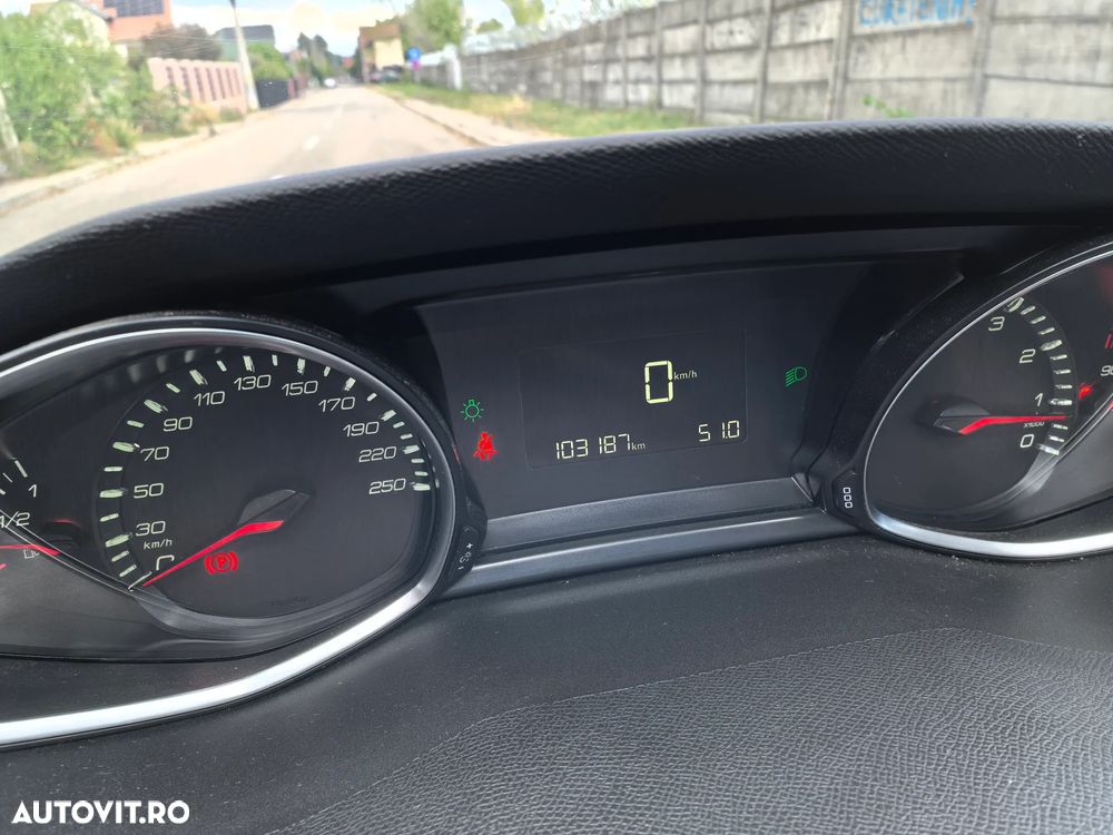 Peugeot 308 1.2 L PureTech Turbo Allure - 12