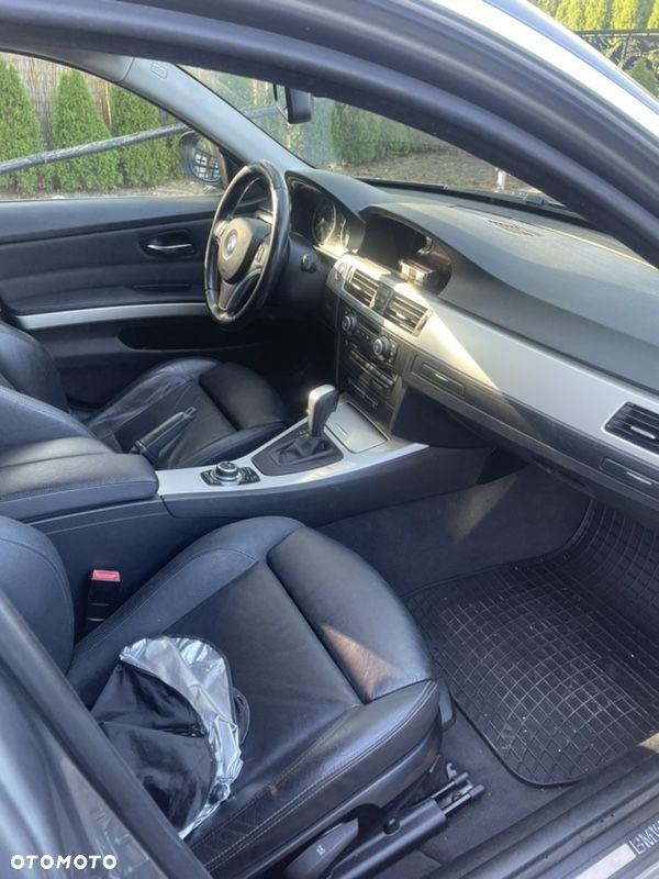 BMW Seria 3 330i Touring - 12