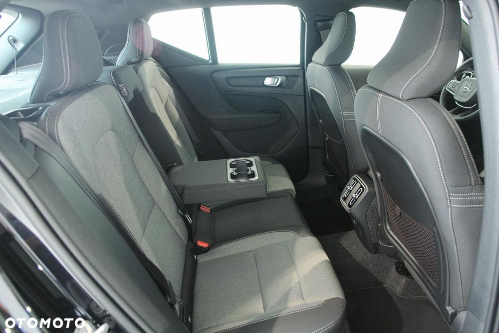 Volvo XC 40 B3 B DKG Plus Black Edition - 16