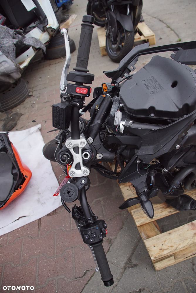 Motocykl na części 692106889 Triumph Street Triple 765 R 88kw 2025 silnik głowica blok silnika pokrywa zaworów pokrywa sprzęgła pokrywa alternatora miska olejowa wał korbowy korbowody tłoki cylindry wałki rozrządu łańcuch rozrządu napinacz rozrządu zawory sprzęgło kosz sprzęgłowy tarcze sprzęgłowe skrzynia biegów rozrusznik alternator stator pompa oleju pompa wody termostat chłodnica wentylator chłodnicy zbiorniczek wyrównawczy przepustnice listwa wtryskowa wtryskiwacze cewki zapłonowe airbox filtr powietrza pompa paliwa zbiornik paliwa korek paliwa kolektor wydechowy tłumik katalizator sondy lambda rama subframe wahacz amortyzator tylny lagi golenie półka górna półka dolna kierownica manetki przełączniki kierownicy klamka sprzęgła klamka hamulca pompa hamulcowa przednia pompa hamulcowa tylna przewody hamulcowe zaciski przednie zacisk tylny tarcze hamulcowe pompa ABS moduł ABS czujniki ABS felga przednia felga tylna koło przednie koło tylne oś przednia oś tylna piasta zabierak zębatka przednia zębatka tylna łańcuch napędowy napinacze łańcucha ślizg łańcucha osłona łańcucha quickshifter czujnik quickshiftera cięgno quickshiftera dźwignia zmiany biegów set lewy set prawy podnóżki kierowcy podnóżki pasażera dźwignia hamulca tylnego stopka boczna czujnik stopki lampa przednia lampa tylna kierunkowskazy licznik wyświetlacz sterownik ECU immobilizer stacyjka kluczyk wiązka elektryczna skrzynka bezpieczników regulator napięcia przekaźniki czujnik położenia wału czujnik biegu czujnik temperatury siedzenie kierowcy siedzenie pasażera zadupek boczki plastiki owiewki osłony zbiornika osłona chłodnicy błotnik przedni błotnik tylny nadkole uchwyt tablicy rejestracyjnej lusterko lewe lusterko prawe klakson linka sprzęgła przewody paliwowe przewody chłodnicze wsporniki uchwyty mocowania tuleje gumy śruby - 21