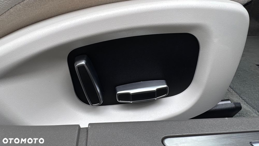 Jaguar XF 25d AWD R-Sport - 22