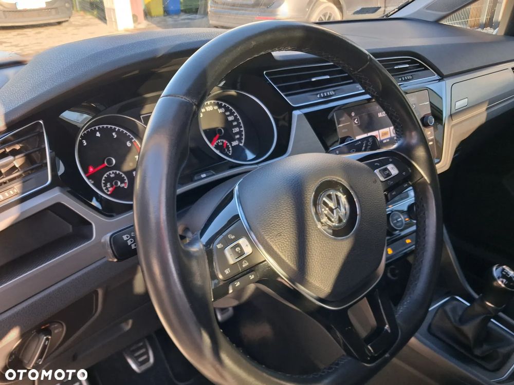 Volkswagen Touran - 17