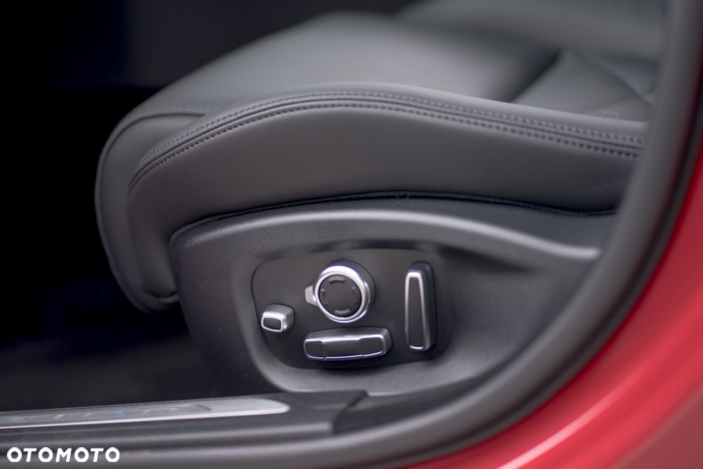 Jaguar XE 2.0 D180 HSE - 23