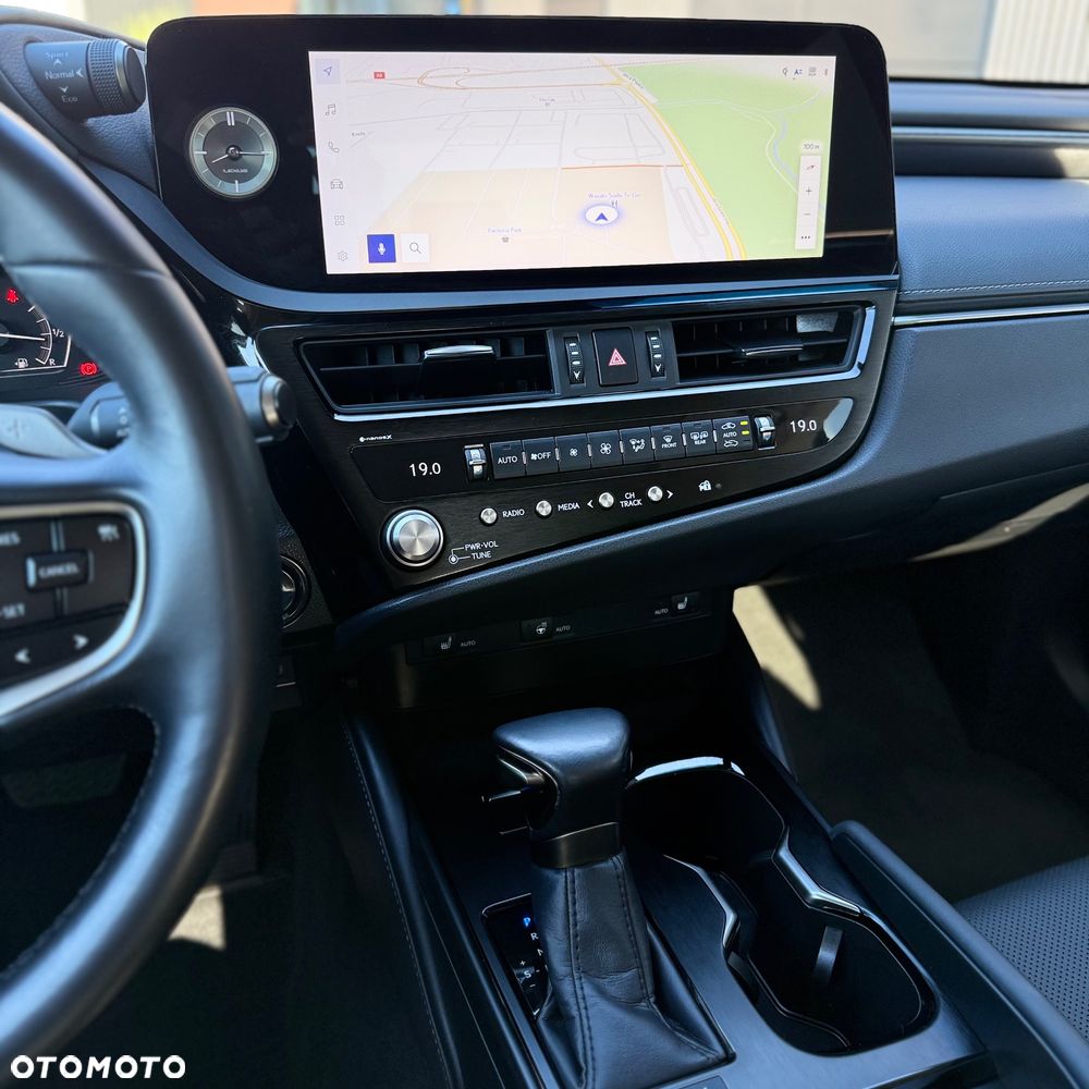 Lexus ES 300h Business Edition - 14