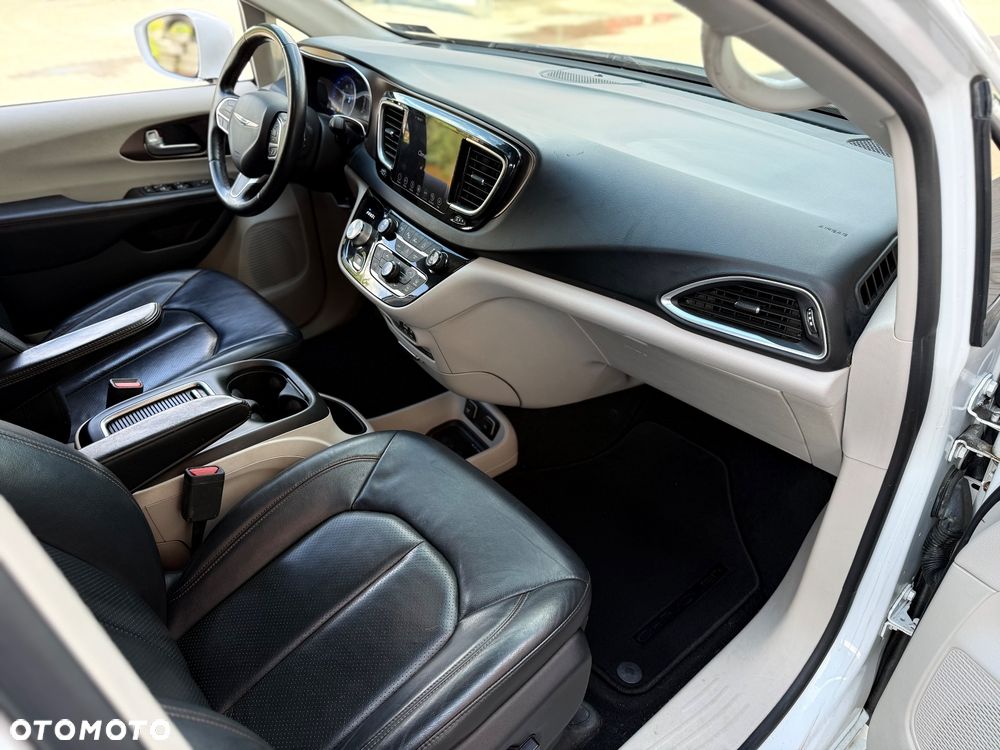 Chrysler Pacifica - 17