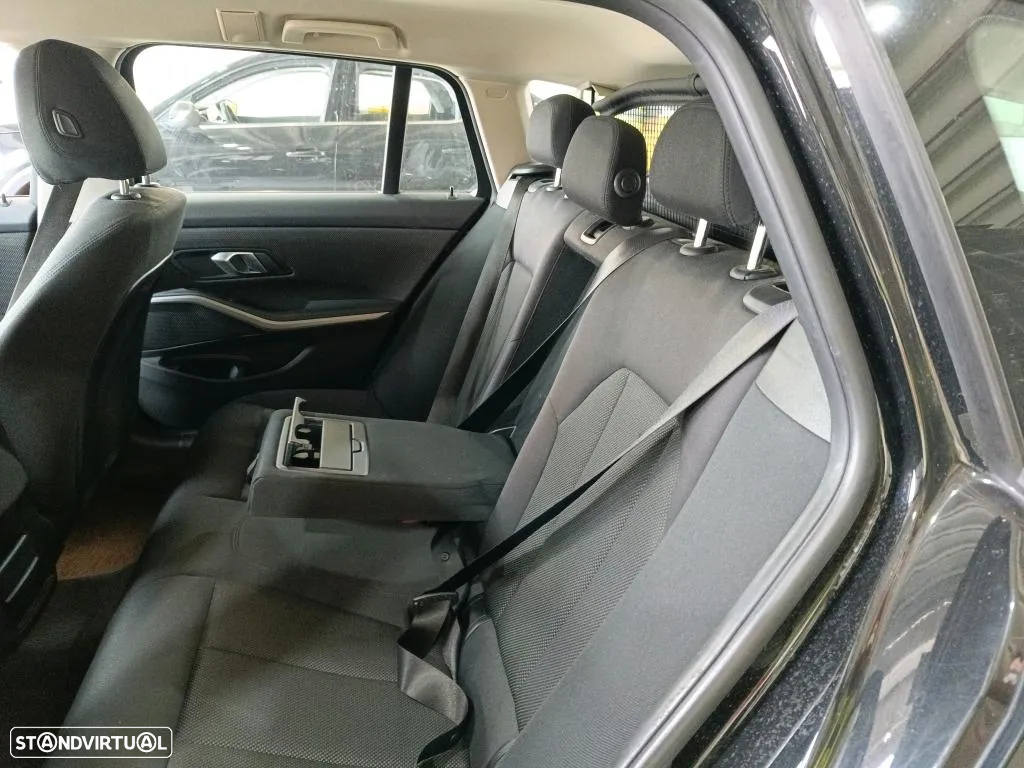 BMW 318 d Touring Essence - 12
