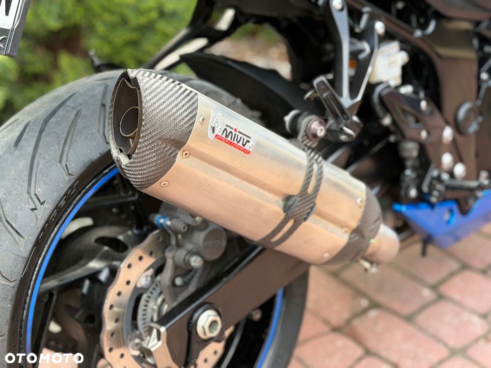 Suzuki GSX - 23