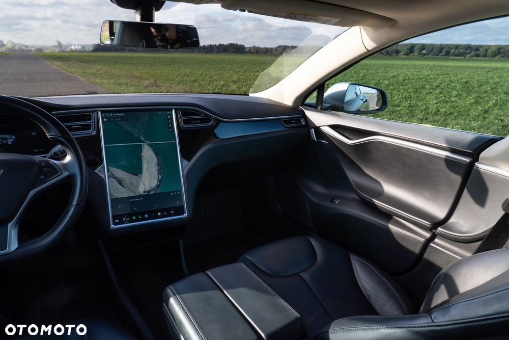 Tesla Model S - 4