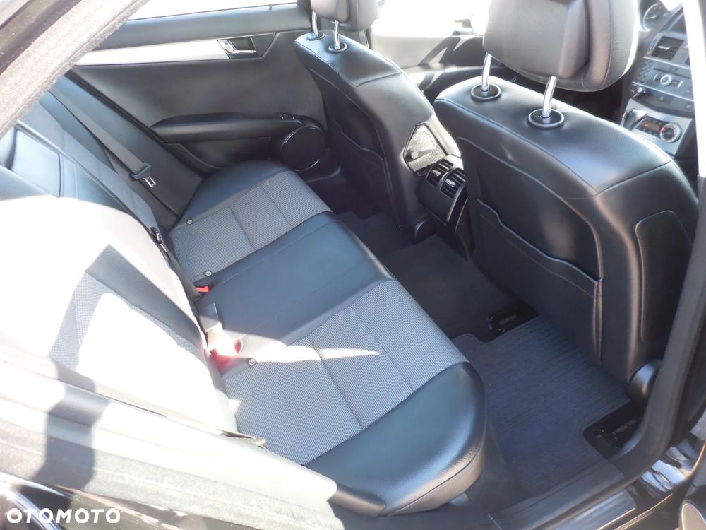 Mercedes-Benz Klasa C 180 CGI Automatik BlueEFFICIENCY - 14