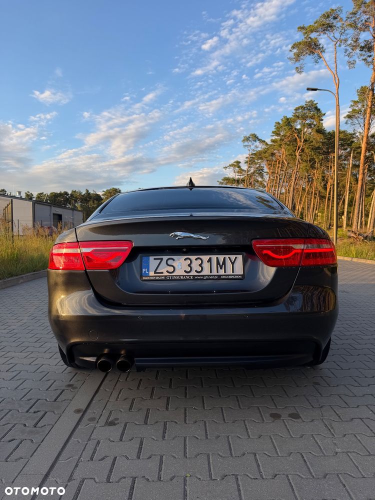 Jaguar XE 2.0 D Portfolio - 6