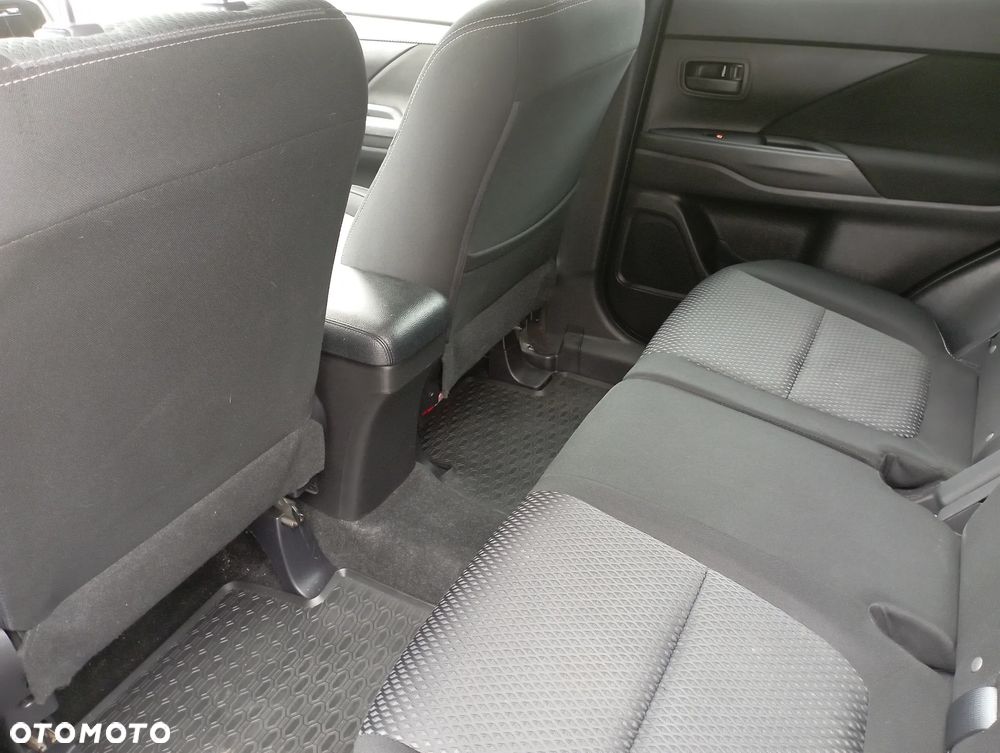 Mitsubishi Outlander 2.0 Invite + 2WD - 5