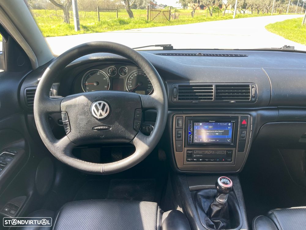 VW Passat 1.9 TDi Highline - 16