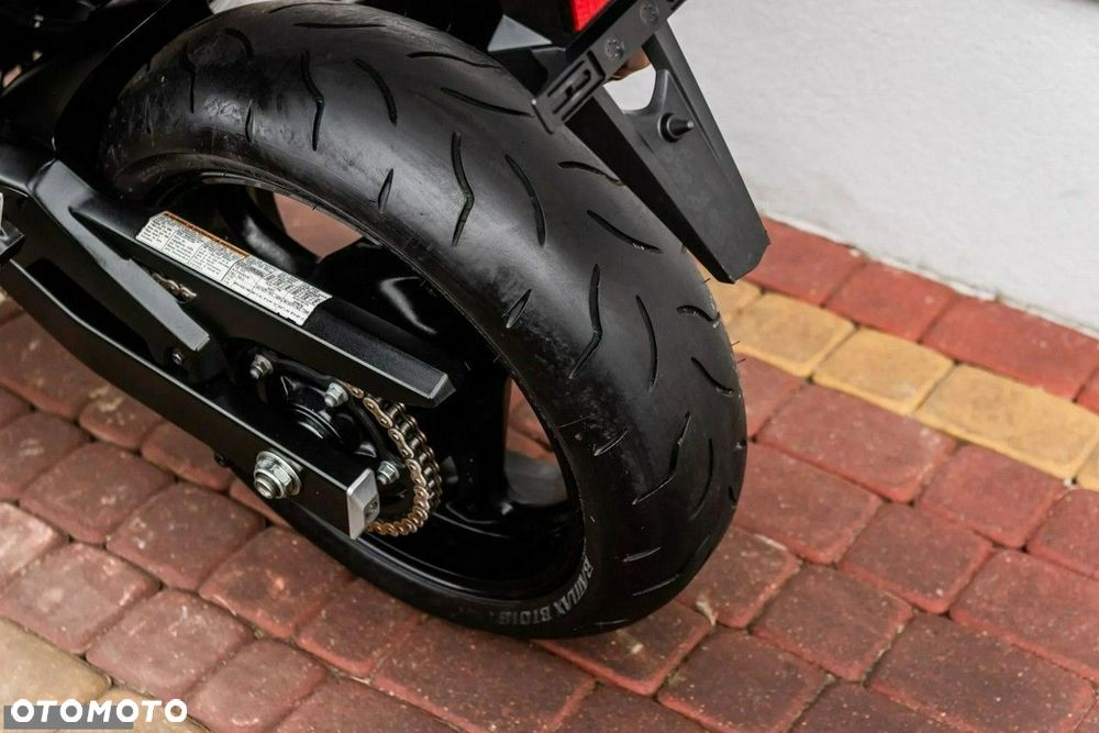 Suzuki GSR - 9