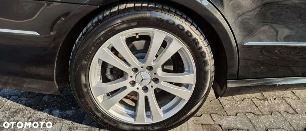 Mercedes-Benz Klasa E 250 CDI DPF BlueEFFICIENCY 7G-TRONIC Elegance - 37