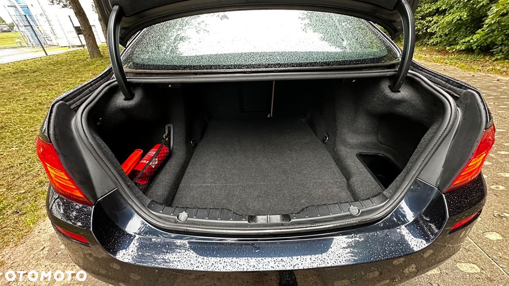 BMW Seria 5 528i xDrive Sport-Aut Luxury Line - 32