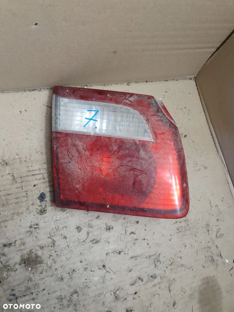 MAZDA 626 V GF LAMPA LEWA TYŁ W KLAPĘ 132-61922 - 1