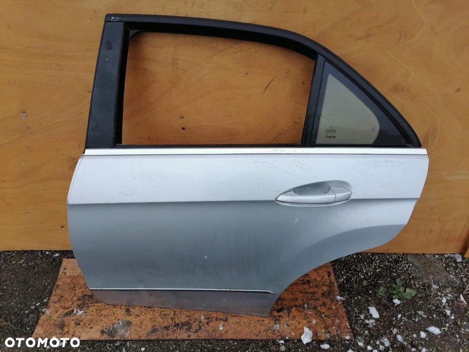 MERCEDES E 212 sedan drzwi lewy tył srebrne 775 lewe tylne