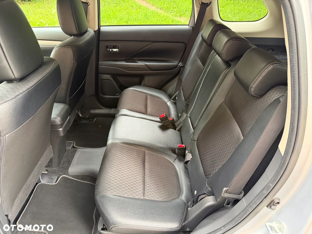 Mitsubishi Outlander 2.0 4WD Plus - 23