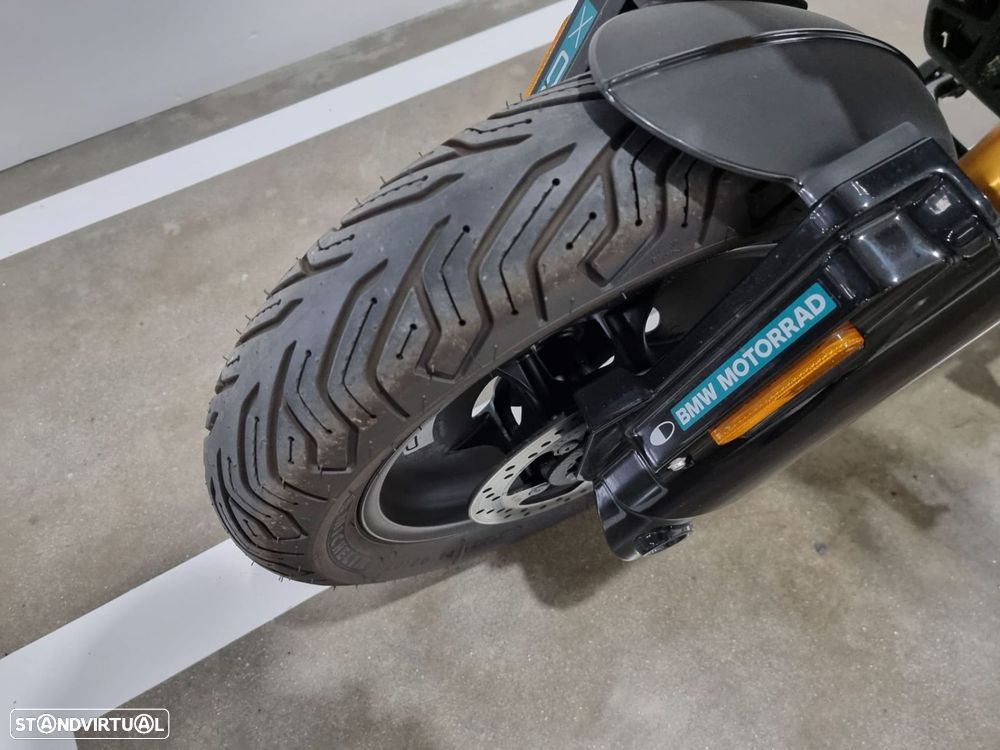 BMW CE 02 Cosmicblack - 13