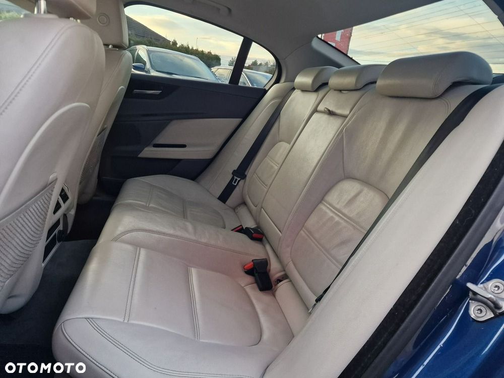 Jaguar XE 20d Prestige - 18