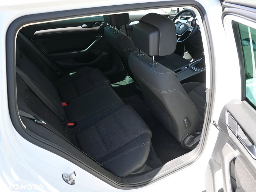 Volkswagen Passat - 20