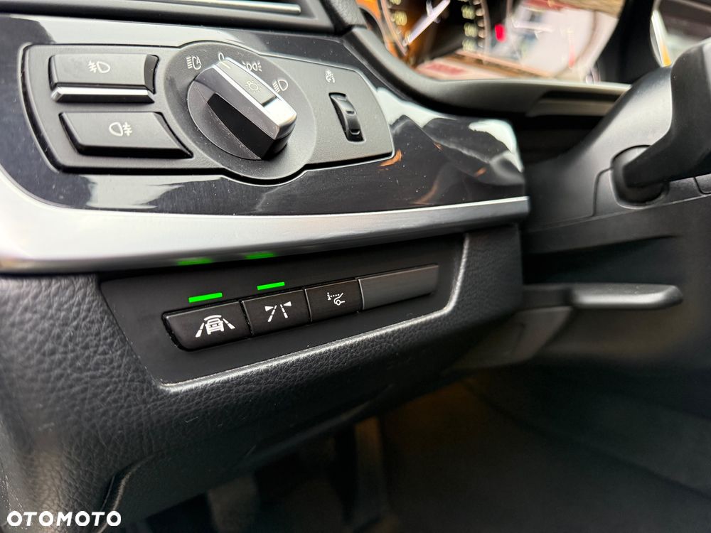 BMW Seria 5 525d - 34