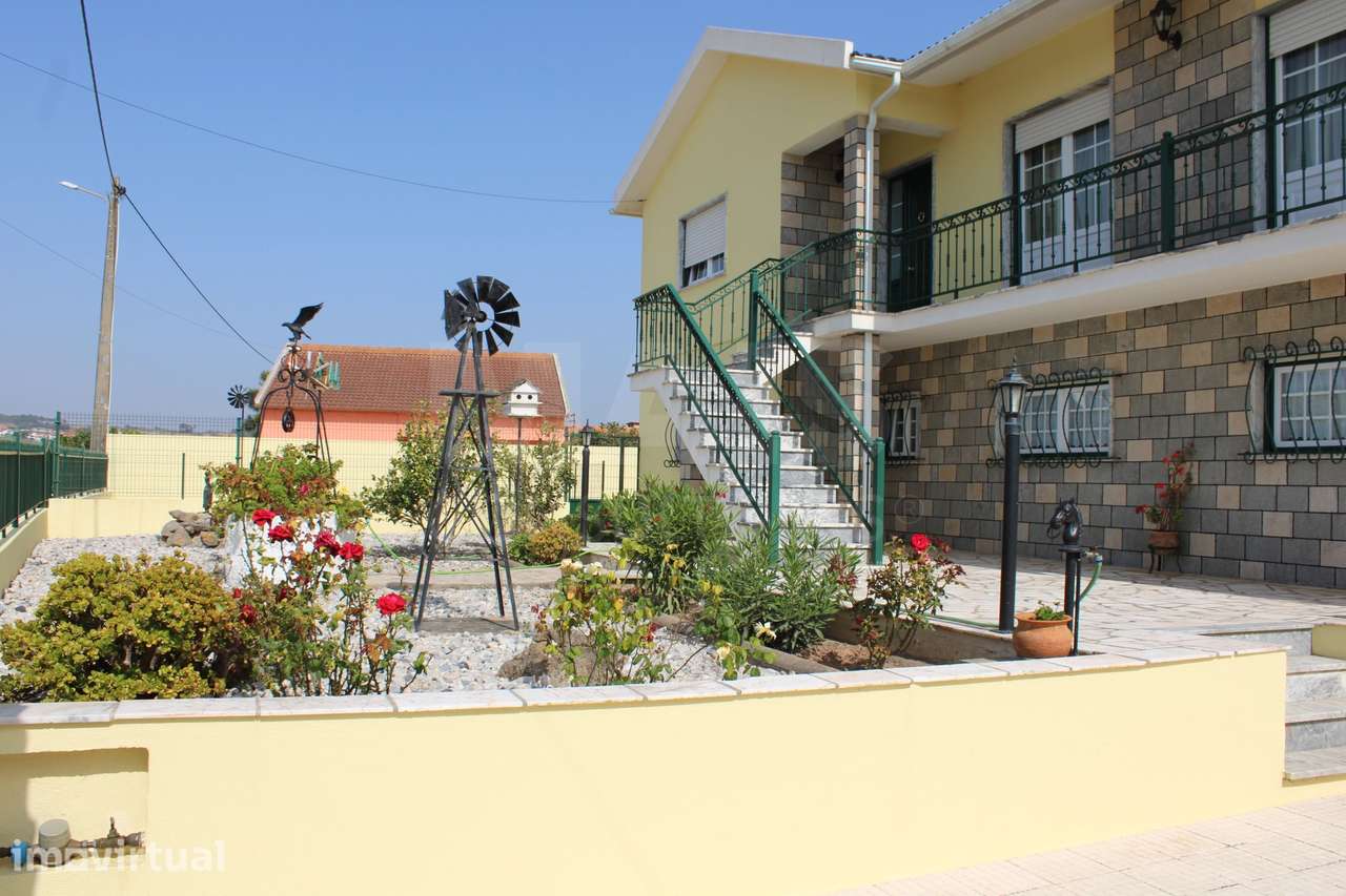 Moradia com 3 Apartamentos Independentes | Ideal AL | Perto da Prai... - Grande imagem: 2/32