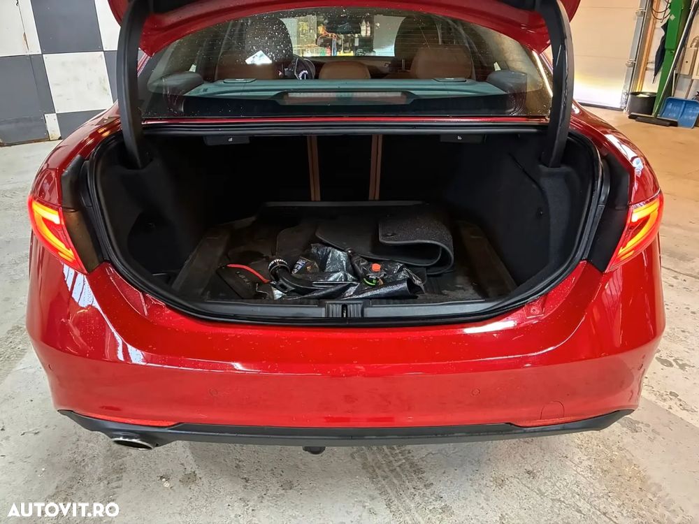 Alfa Romeo Giulia 2.0 Turbo RWD AT8 - 11