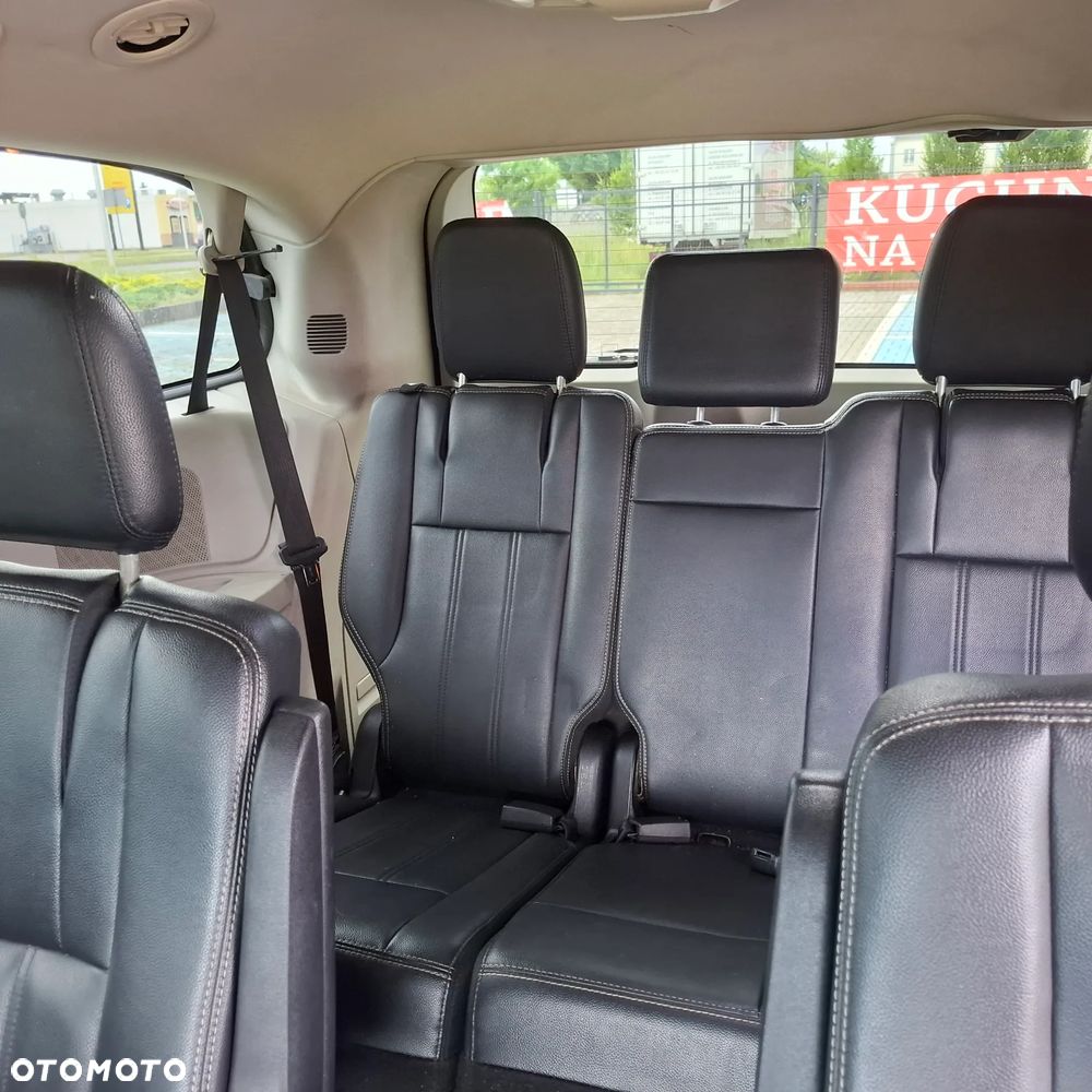 Chrysler Town & Country - 18